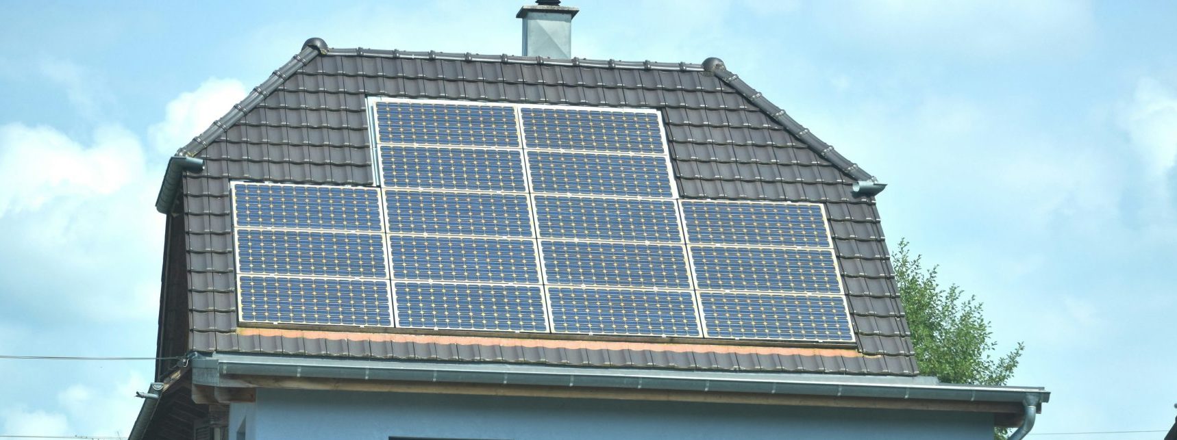 Ein Haus mit einem Solarpanel auf dem Dach